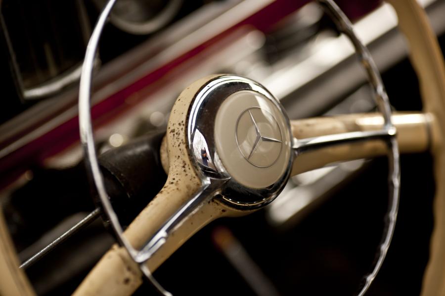  Mercedes-Benz 300 SL Roadster 1962 года  (фото 32 из 39)